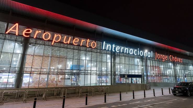 Fachada iluminada del Aeropuerto Internacional Jorge Chávez de noche